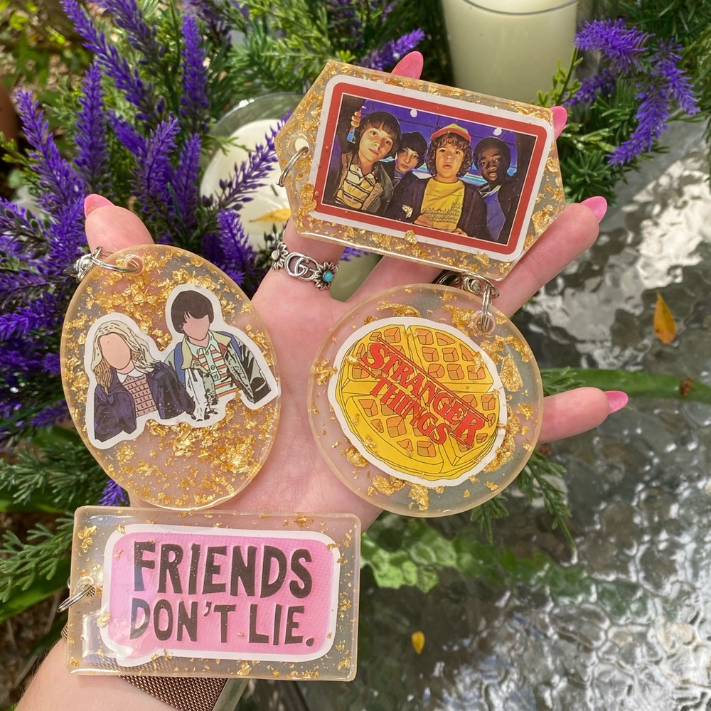 2 PACK Stranger Things Sticker & Gold Flakes Resin Keychains MYSTERY BUNDLE - Picture 3 of 16